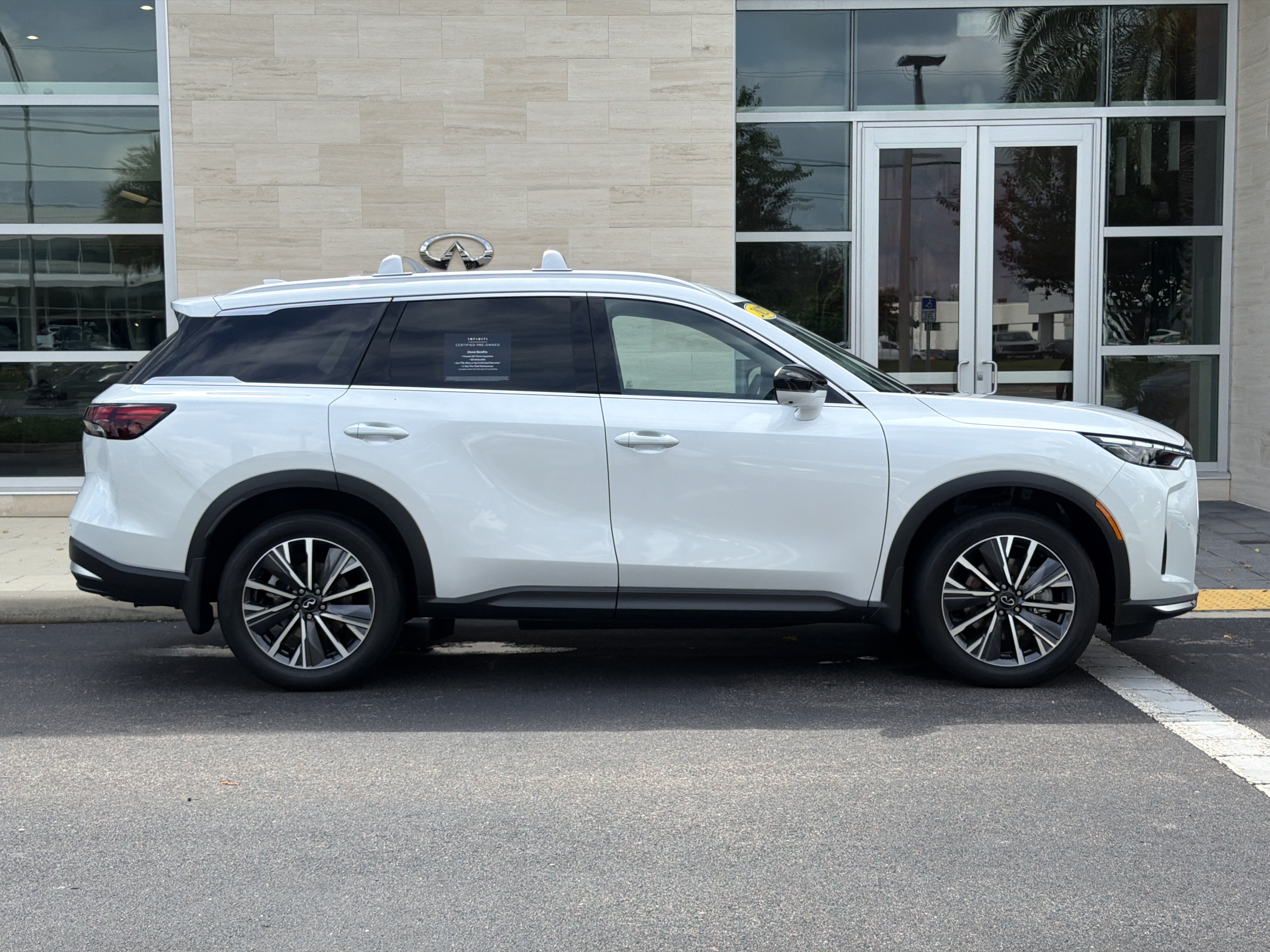 Certified 2027 INFINITI QX60 Luxe w/ Cargo Package AWD/4WD image 8