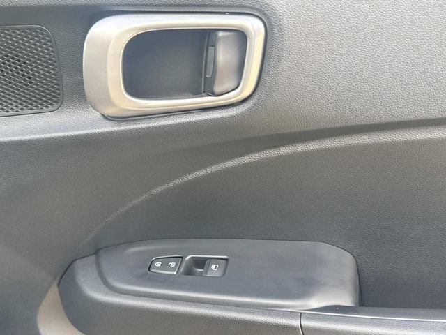 Used 2025 Hyundai Venue SE FWD image 19