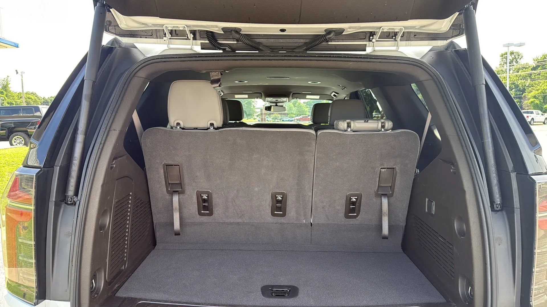 Used 2025 Chevrolet Tahoe LT RWD image 11
