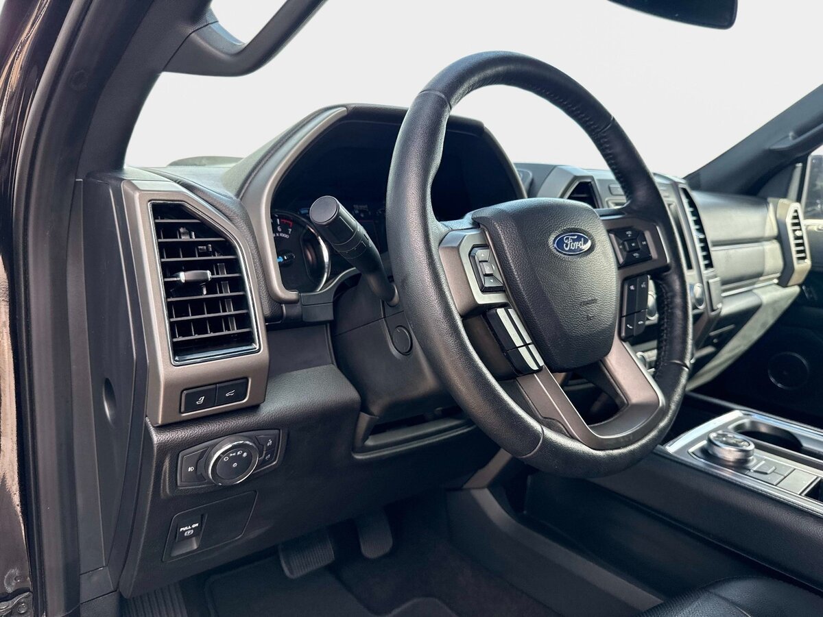 Used 2020 Ford Expedition XLT w/ Equipment Group 202A RWD image 18