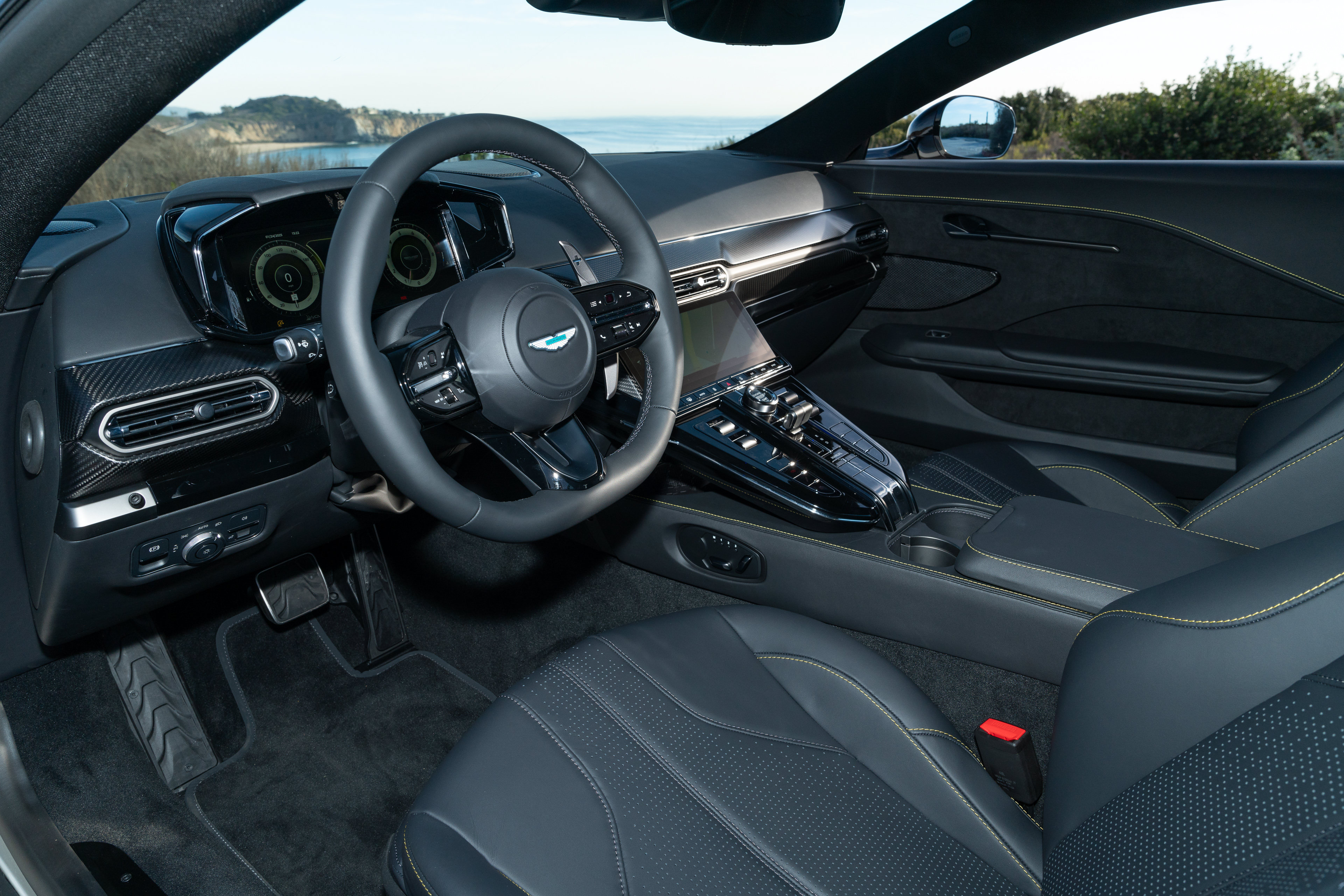 Used 2025 Aston Martin V8 Vantage Coupe RWD image 14