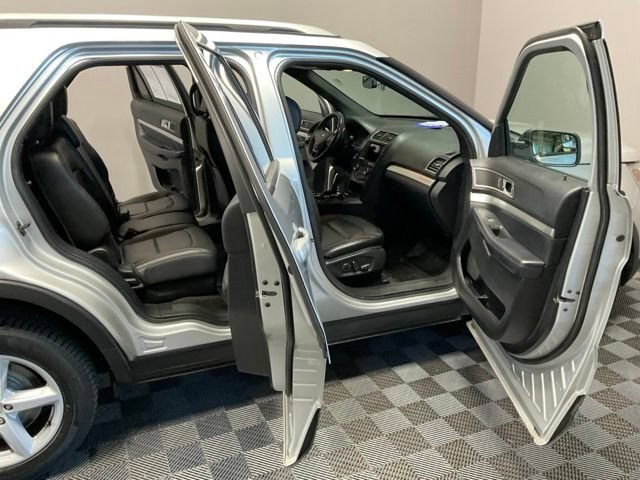 Used 2017 Ford Explorer XLT w/ Equipment Group 202A AWD/4WD image 19