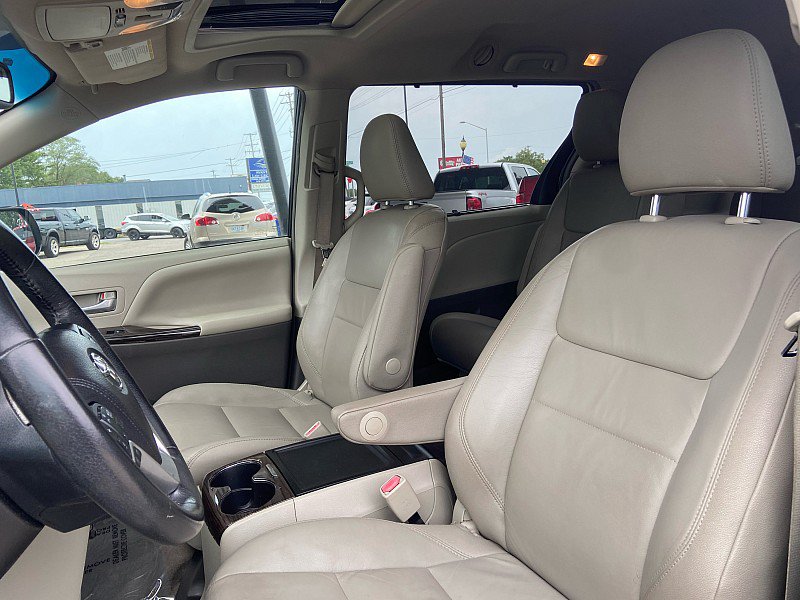 Used 2017 Toyota Sienna XLE w/ XLE Navigation Package FWD image 20