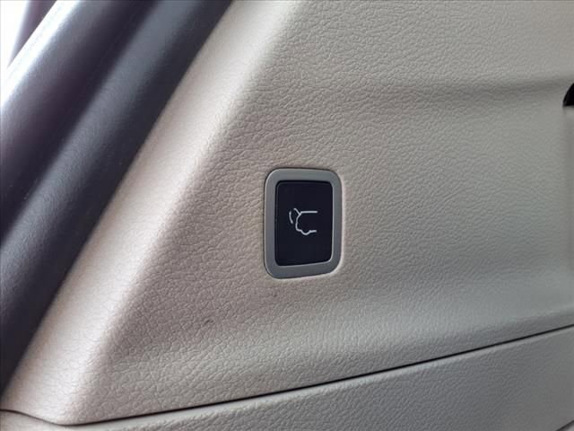 Used 2022 Chrysler Voyager LX FWD image 12