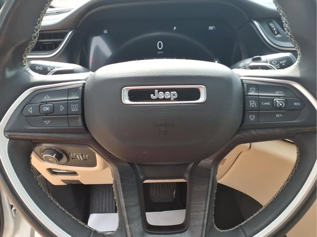 Used 2023 Jeep Grand Cherokee Limited AWD/4WD image 14
