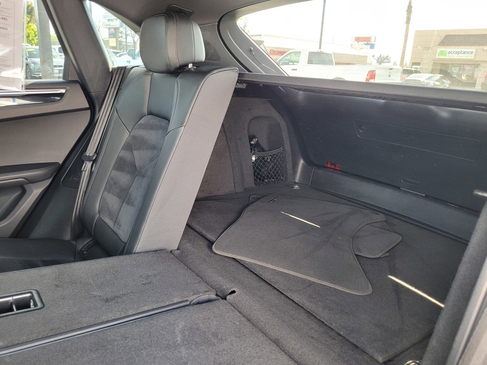 Used 2020 Porsche Macan w/ Premium Package image 12