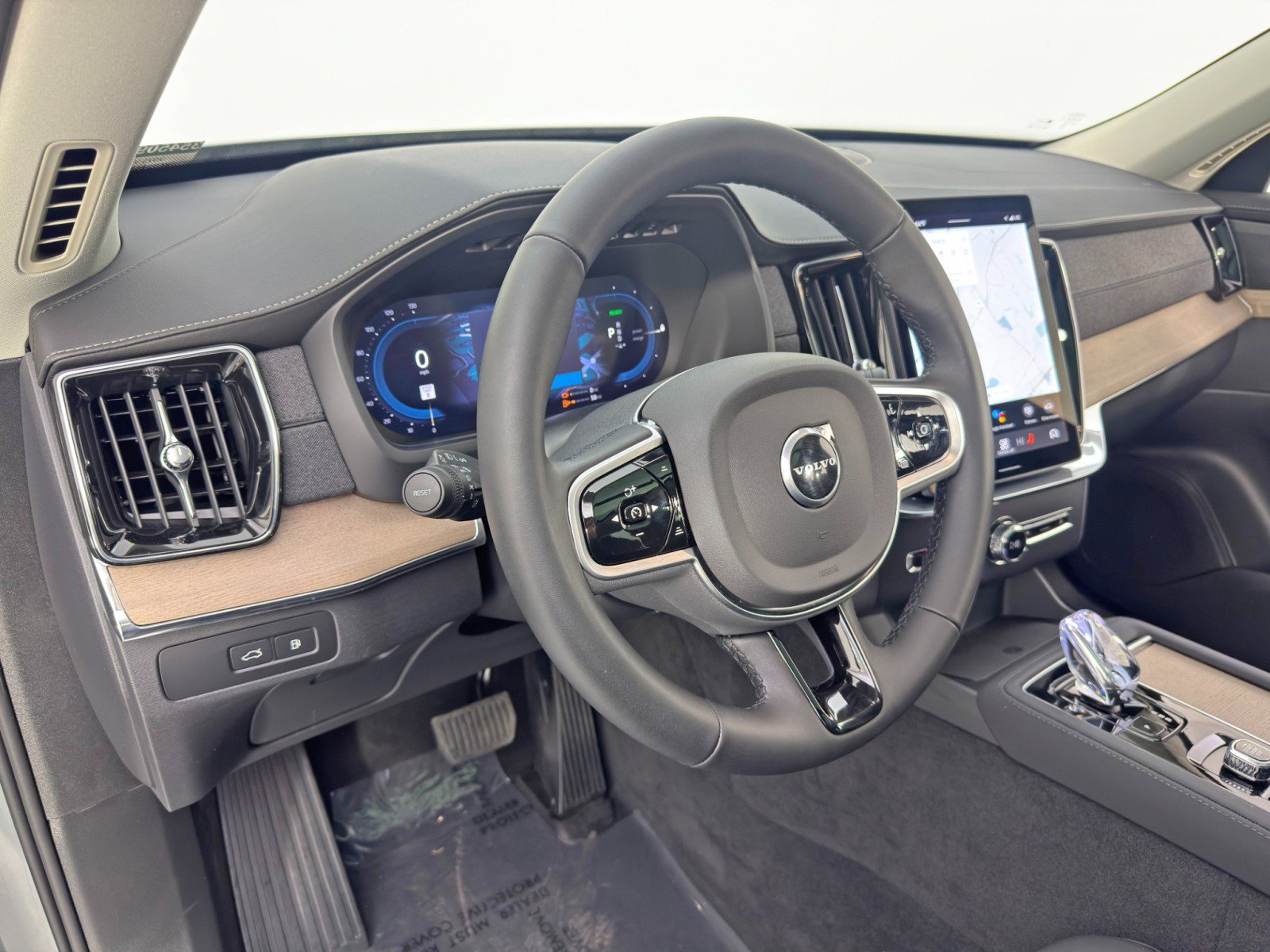 Used 2025 Volvo XC90 T8 Plus w/ Protection Package Premier AWD/4WD image 14