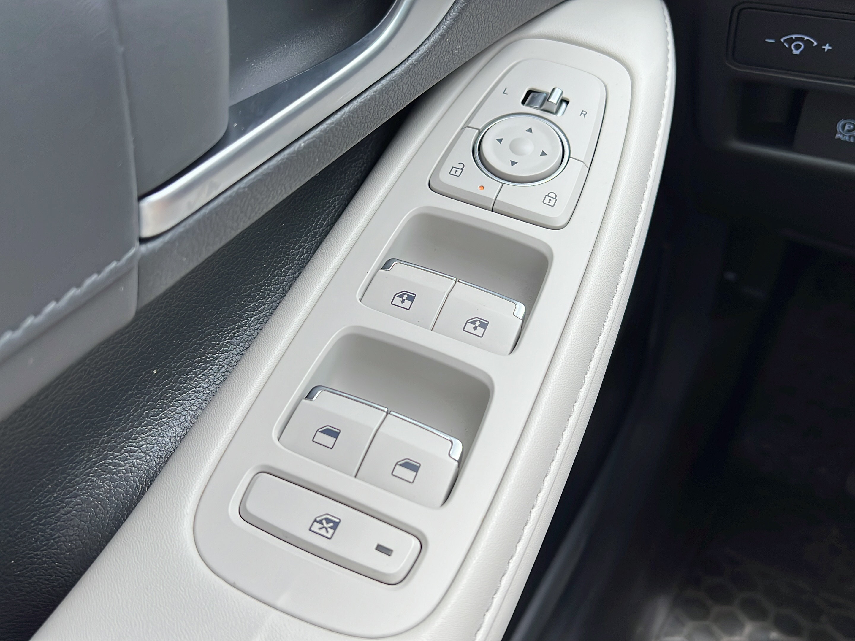 Used 2025 Hyundai Sonata Limited FWD image 21