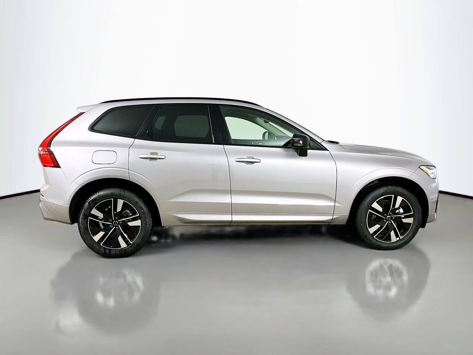 New 2026 Volvo XC60 B5 Plus w/ Protection Package Premier AWD/4WD image 4