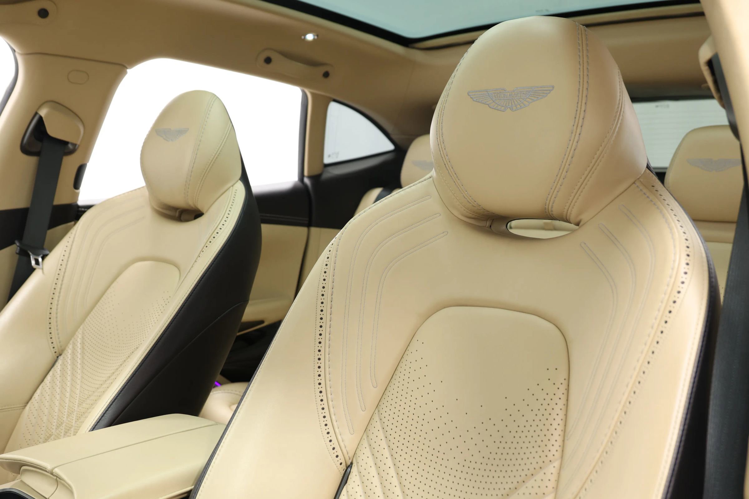 Used 2021 Aston Martin DBX image 16