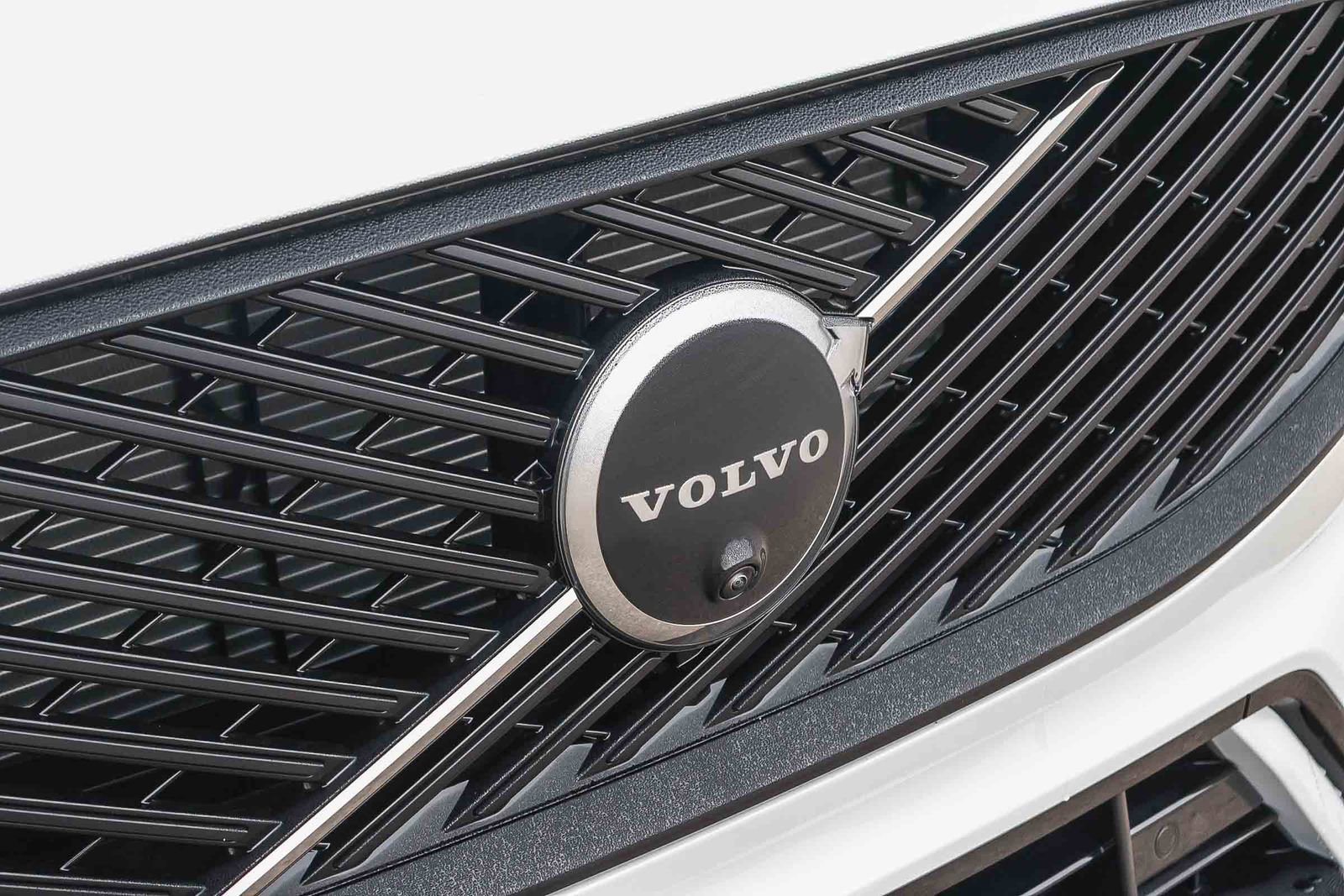 New 2026 Volvo XC60 B5 Plus w/ Climate Package PRO image 17