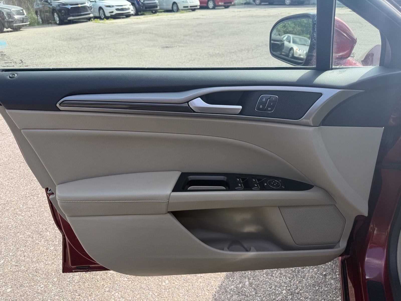 Used 2017 Ford Fusion SE w/ Fusion SE Technology Package FWD image 9