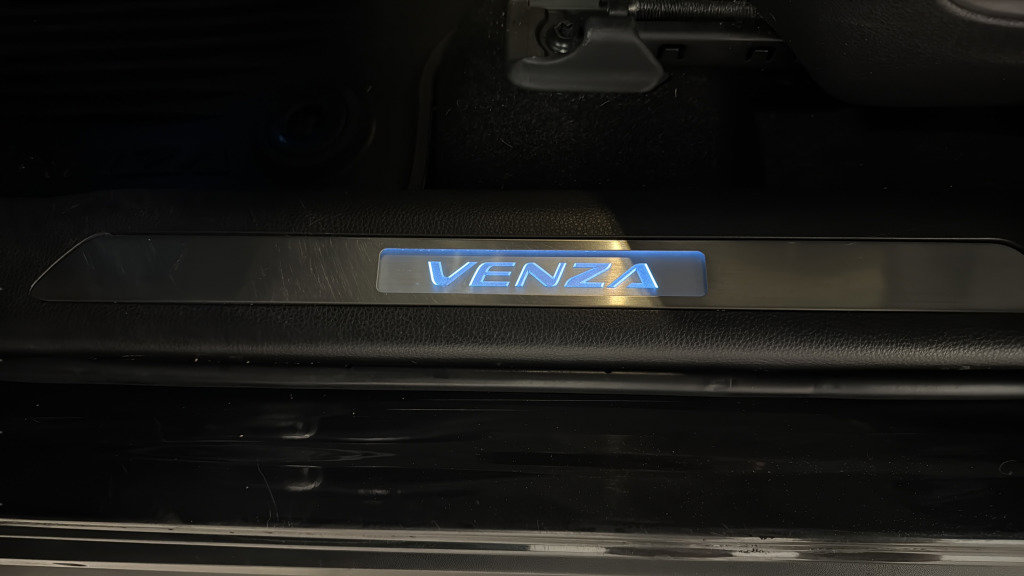 Used 2022 Toyota Venza Limited w/ Advanced Technology Package image 18