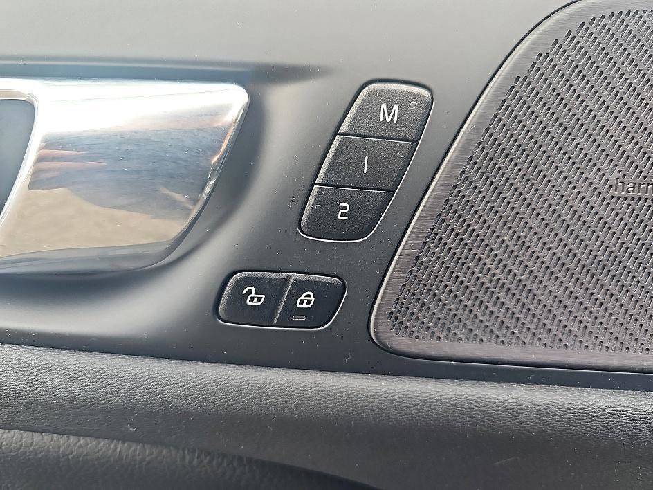 Used 2020 Volvo S60 T6 Inscription image 12