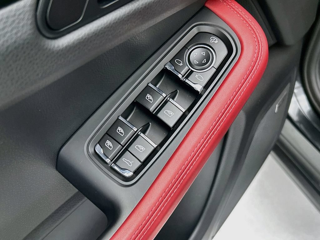 Certified 2025 Porsche Macan AWD/4WD image 22