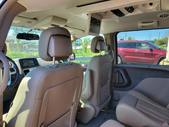 Used 2015 Chrysler Town & Country Touring FWD image 24