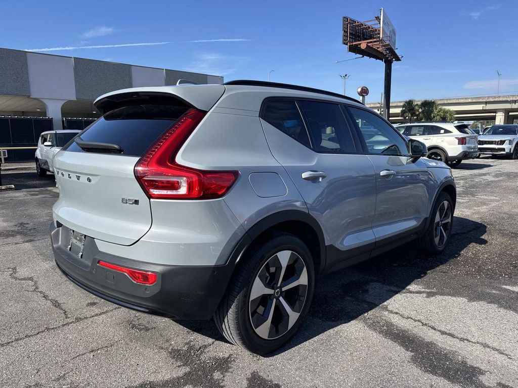 Used 2024 Volvo XC40 B5 Plus image 9