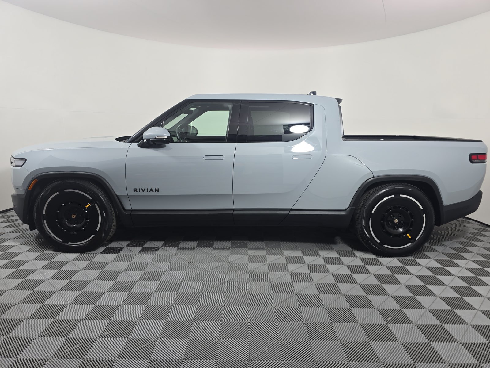 Used 2025 Rivian R1T Adventure Dual AWD/4WD image 2