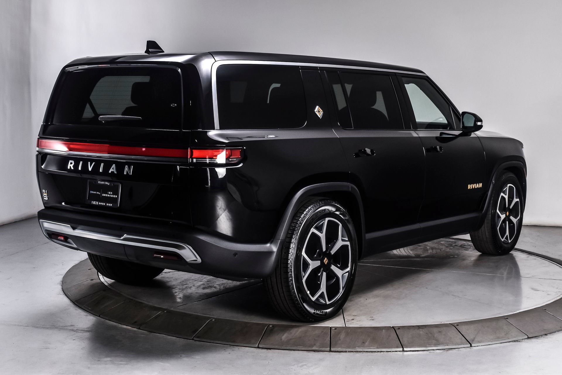 Used 2024 Rivian R1S Adventure AWD/4WD image 6