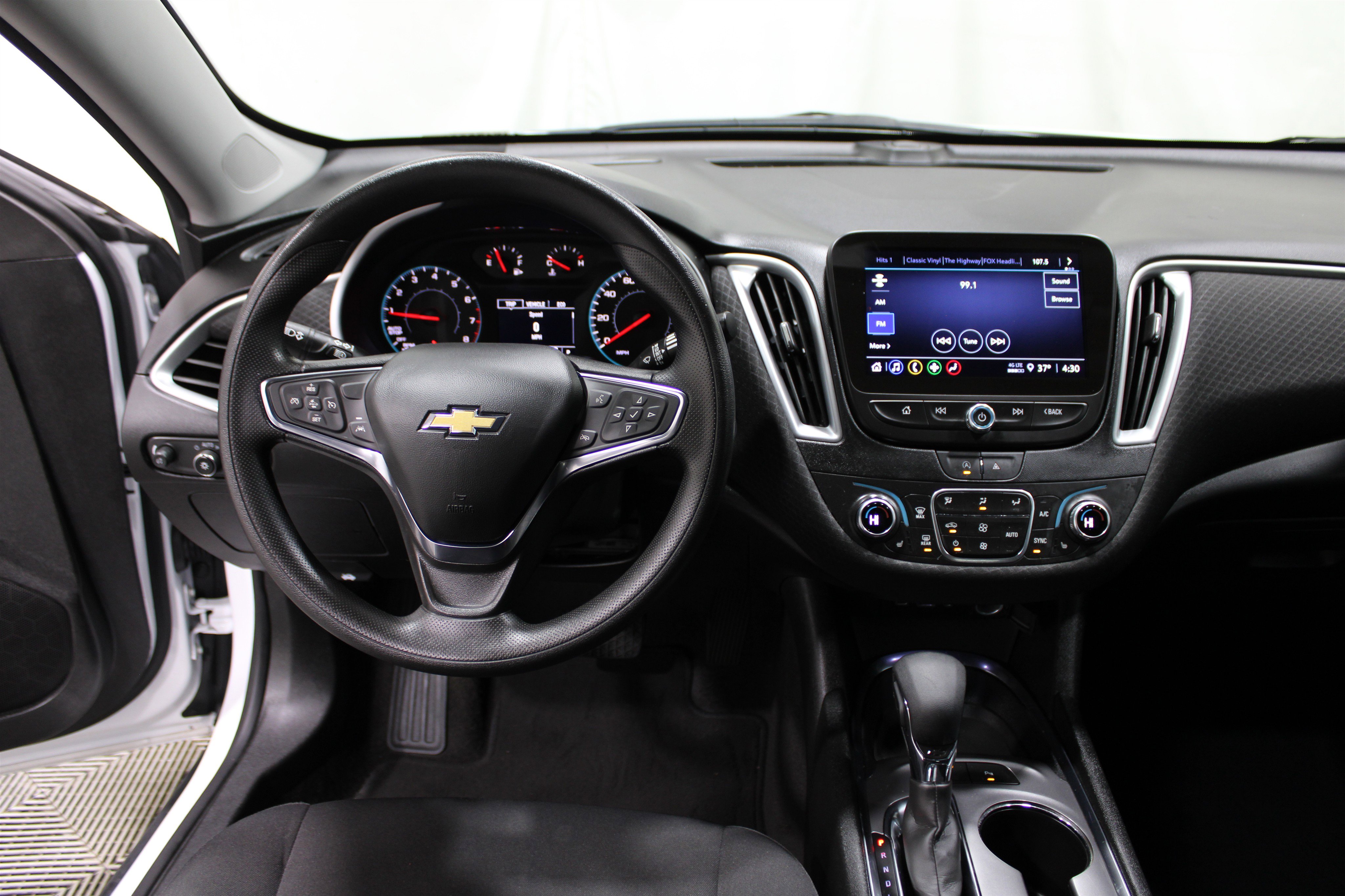 Used 2024 Chevrolet Malibu LT image 2