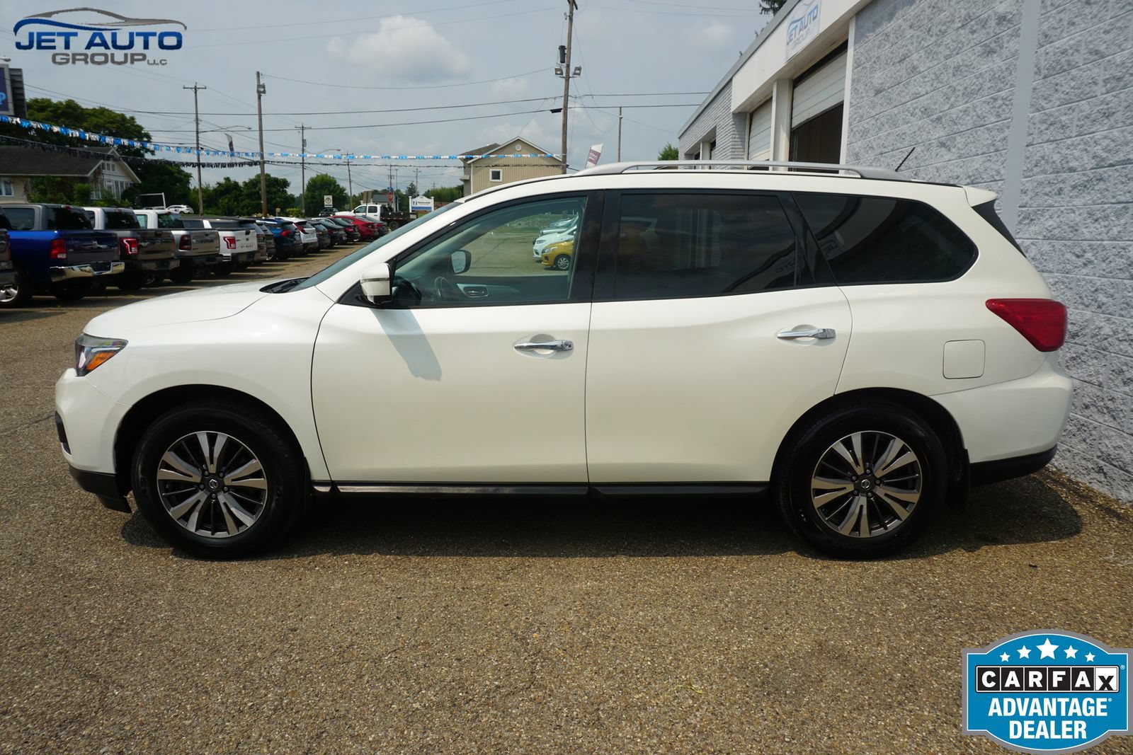 Used 2017 Nissan Pathfinder SL w/ Trailer Tow Package AWD/4WD image 4