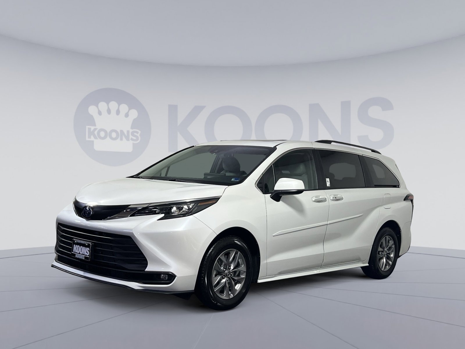 Used 2025 Toyota Sienna XLE image 1