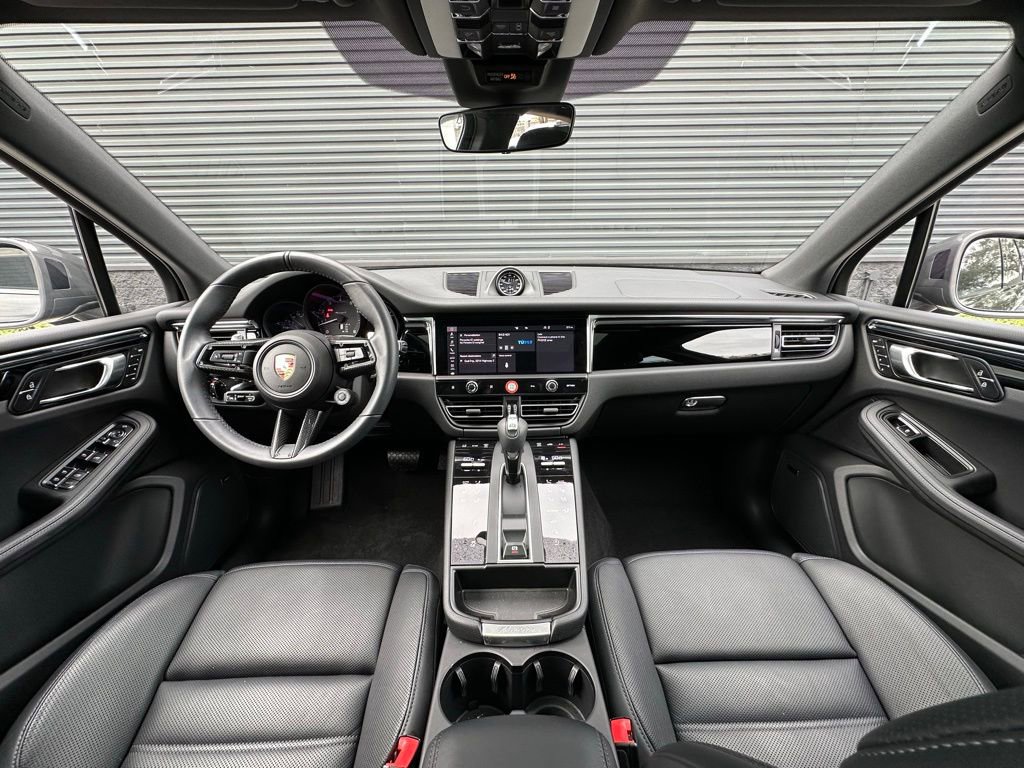 Certified 2025 Porsche Macan Turbo image 6