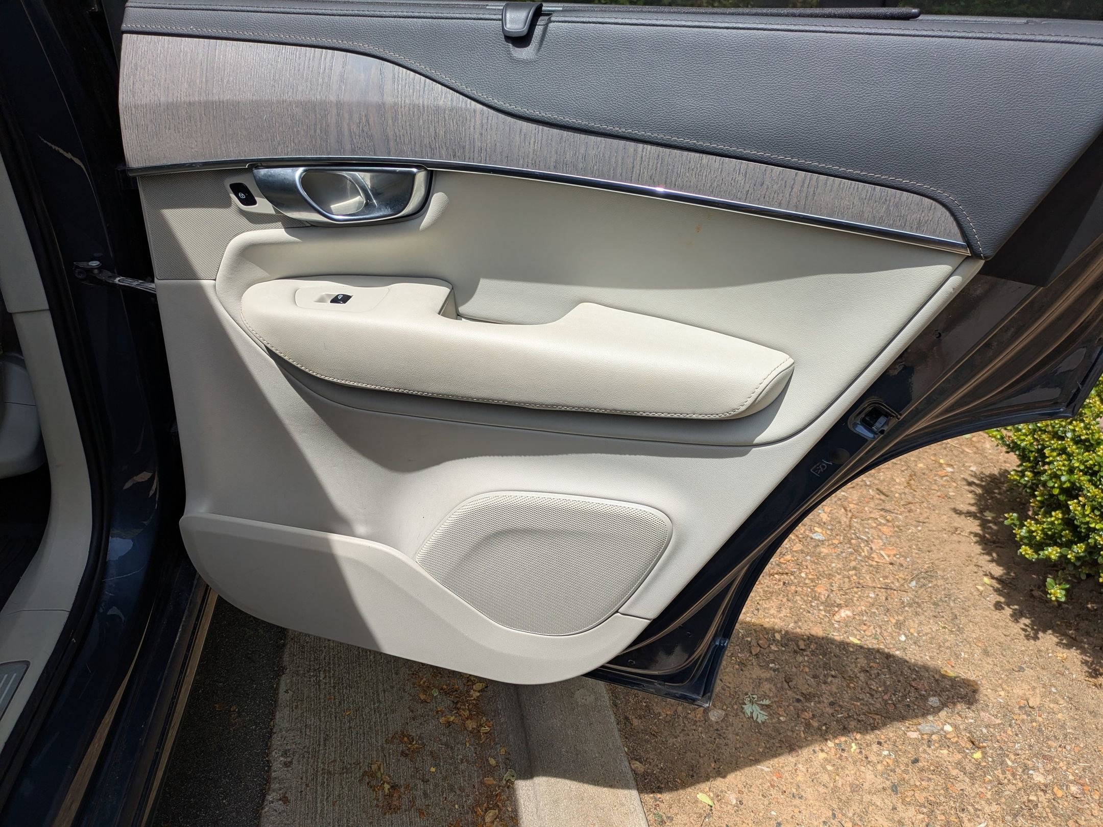 Used 2023 Volvo XC90 B6 Ultimate w/ Protection Package image 34