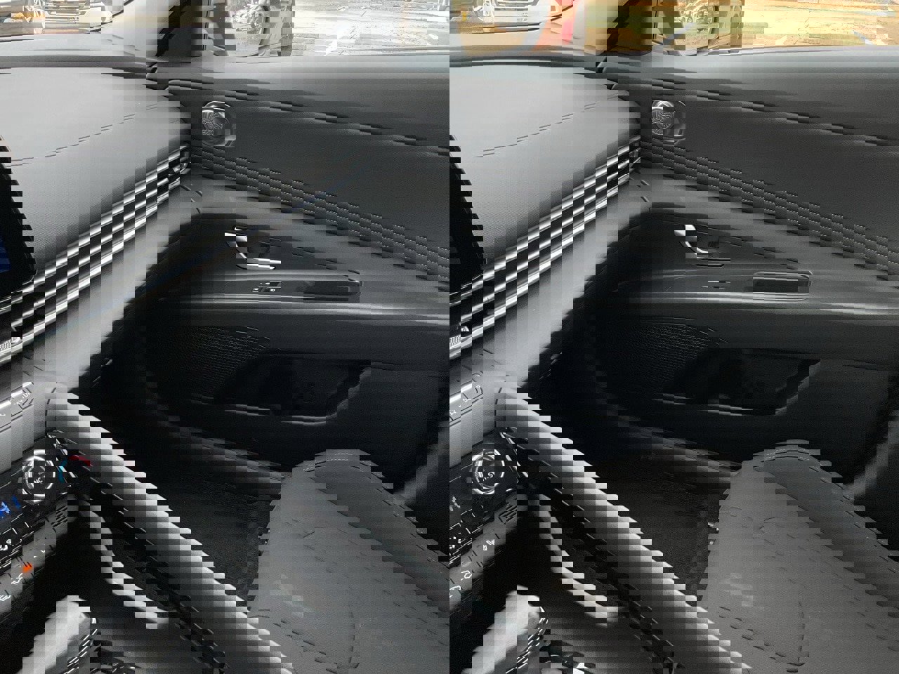 Used 2025 Hyundai Elantra SEL image 35