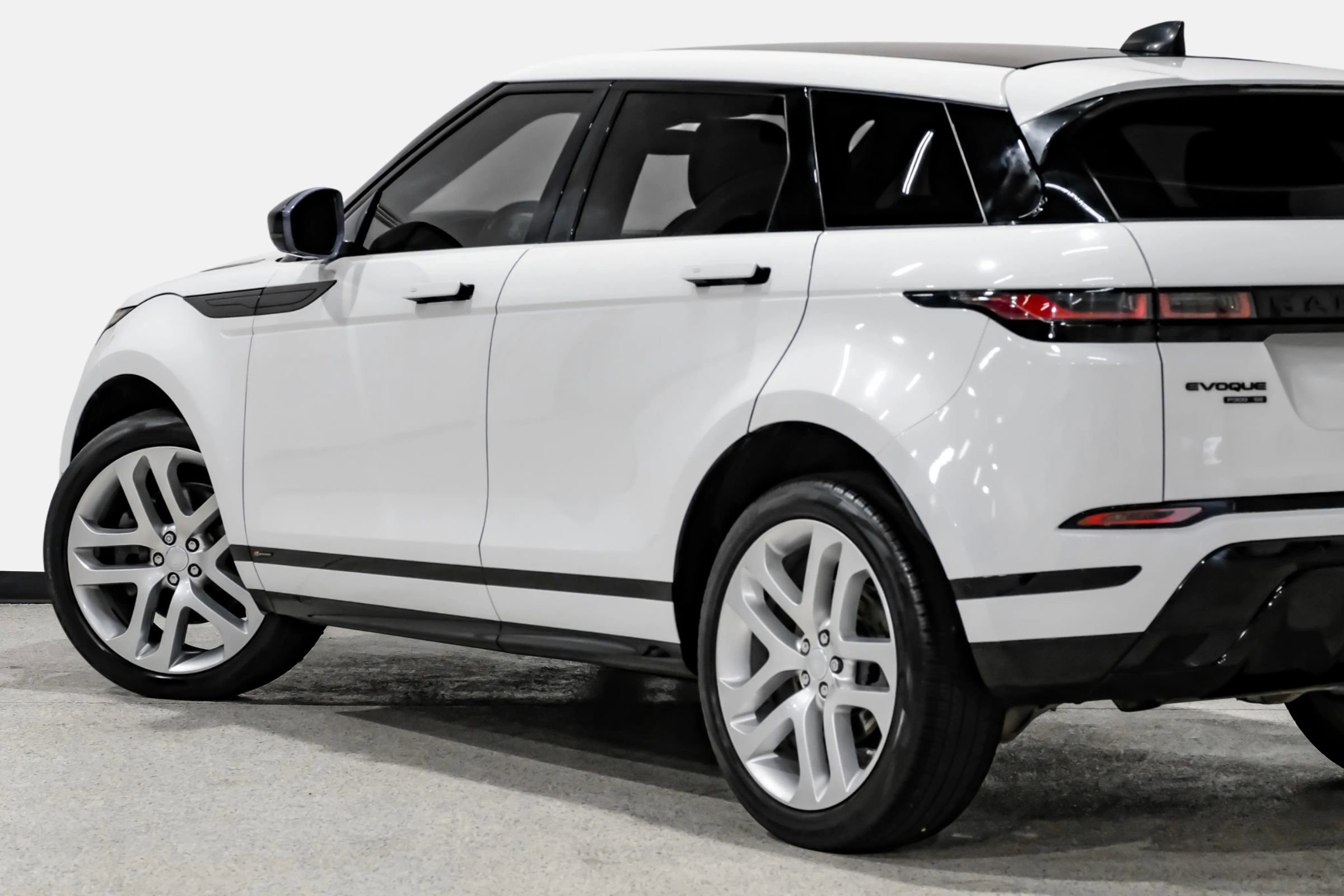 Used 2020 Land Rover Range Rover Evoque R-Dynamic SE image 18