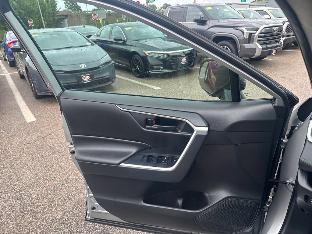 Used 2019 Toyota RAV4 LE w/ All Weather Liner Package AWD/4WD image 30