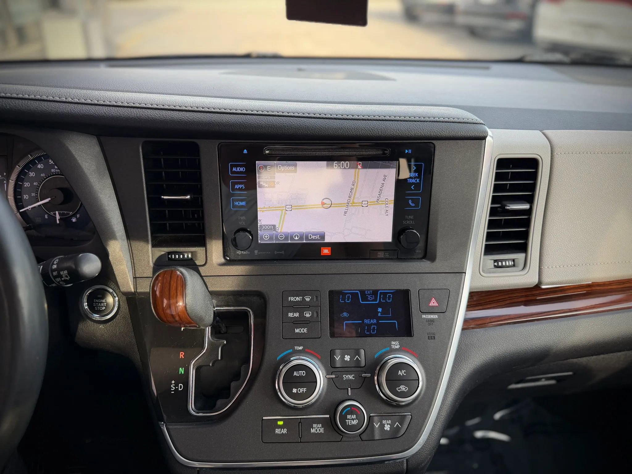 Used 2017 Toyota Sienna Limited image 12