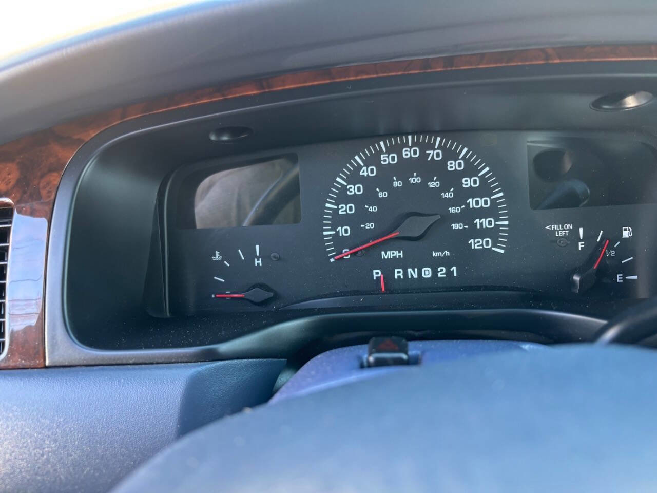 Used 2000 Lincoln Town Car Signature image 25