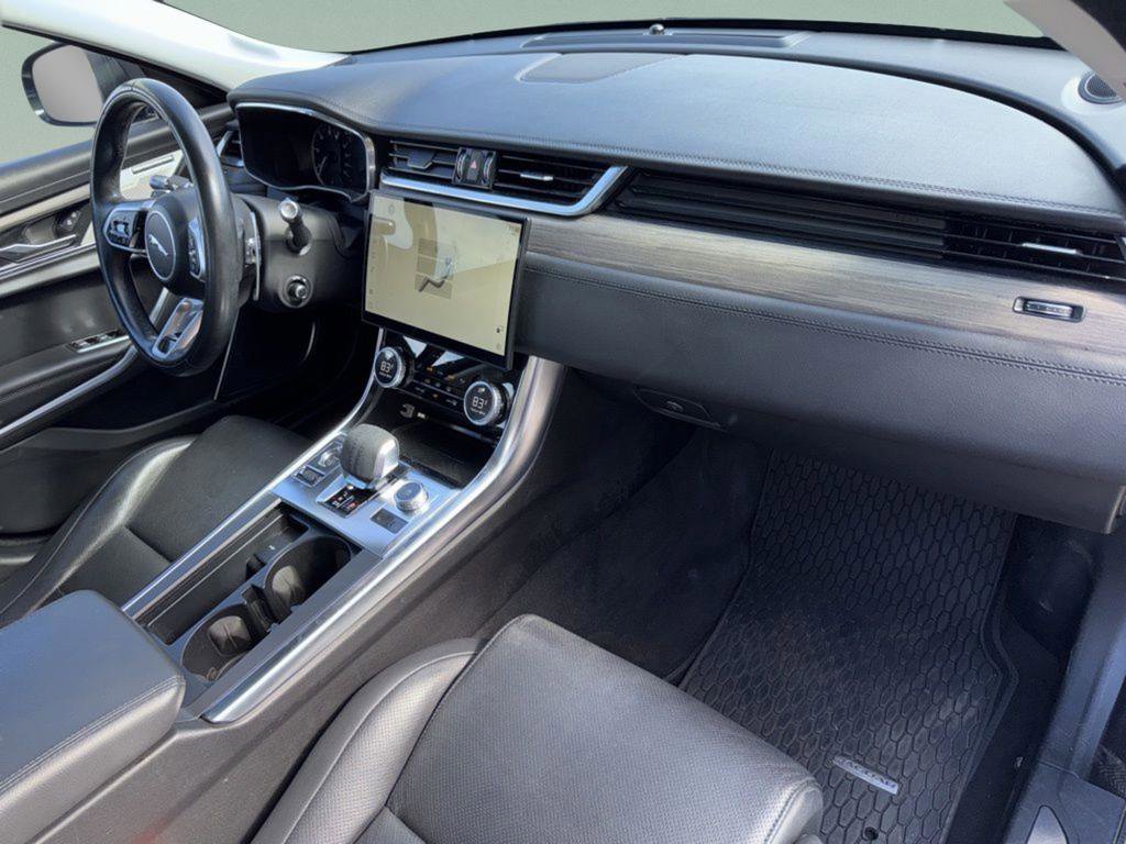 Used 2022 Jaguar XF SE image 29