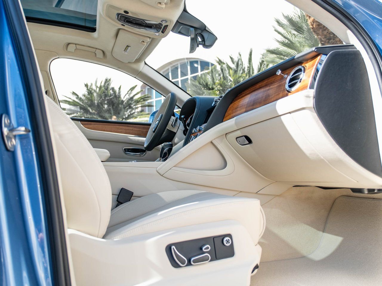 Used 2025 Bentley Bentayga Plug-In Hybrid image 24