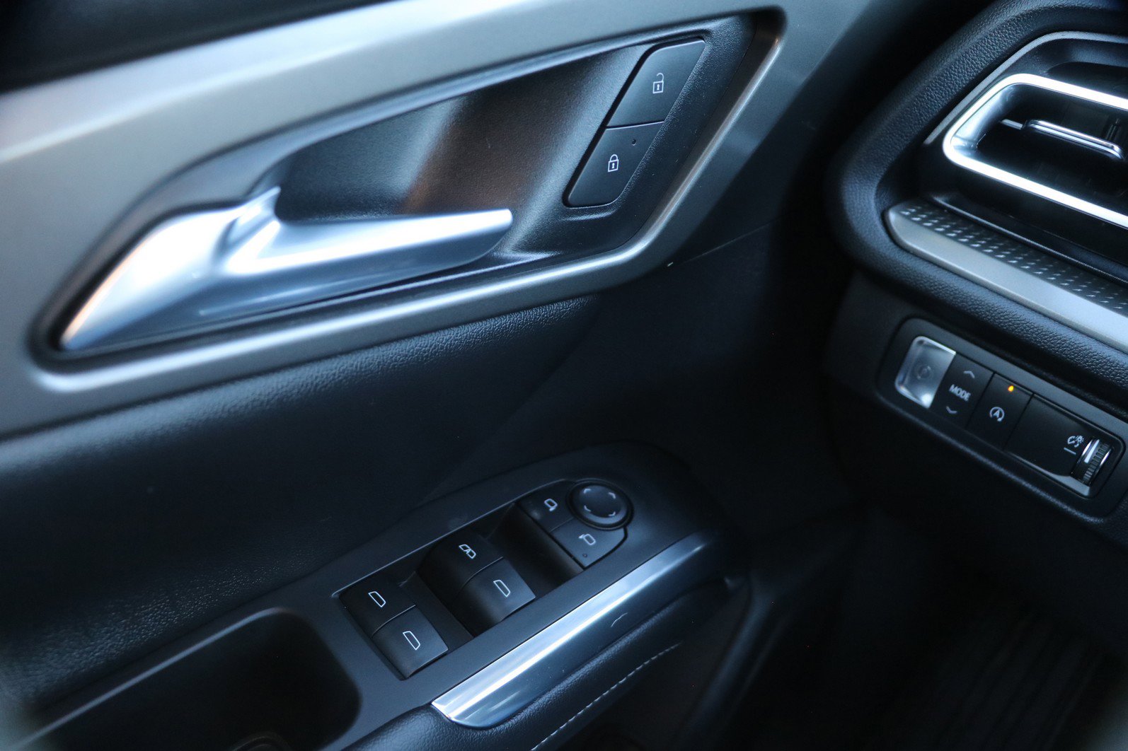 Used 2025 Chevrolet Traverse LT image 11