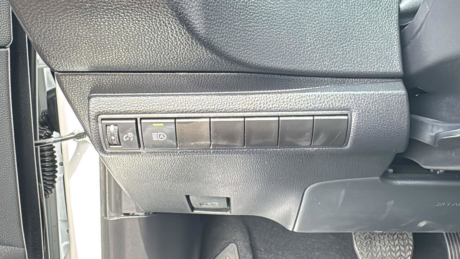 Used 2025 Toyota Corolla SE image 12