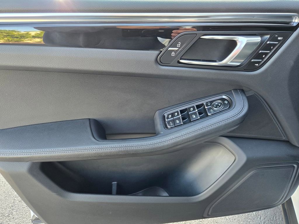 Used 2025 Porsche Macan w/ Premium Package Plus AWD/4WD image 20