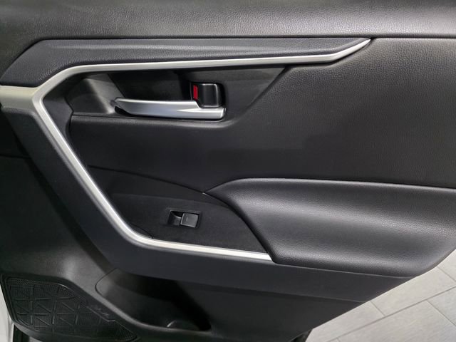 Used 2025 Toyota RAV4 XLE AWD/4WD image 12