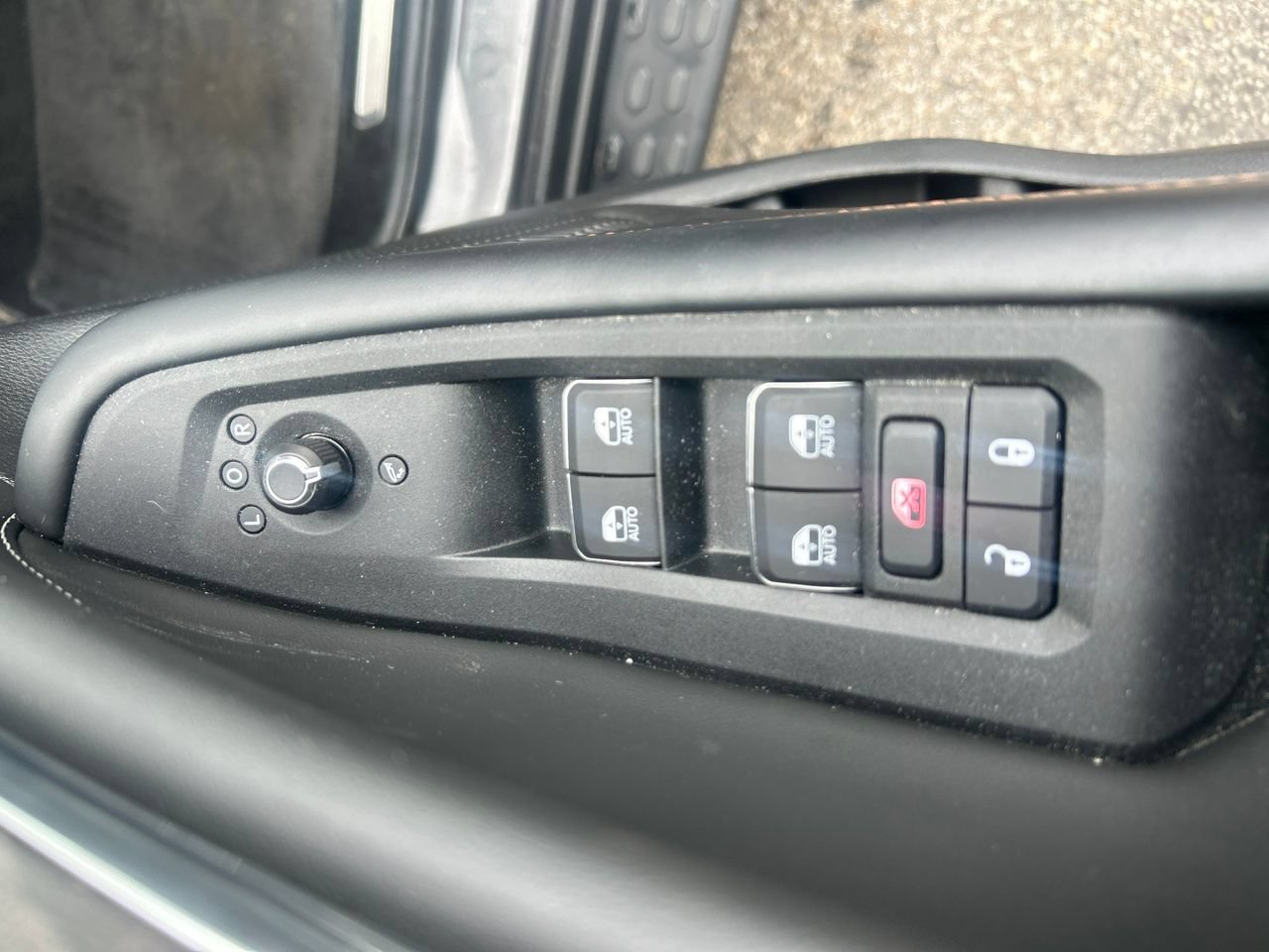 Used 2025 Jeep Grand Cherokee L Overland w/ Luxury Tech Group IV AWD/4WD image 19