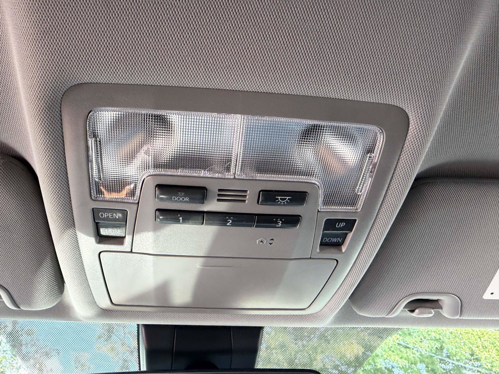 Used 2019 Toyota Highlander XLE AWD/4WD image 34