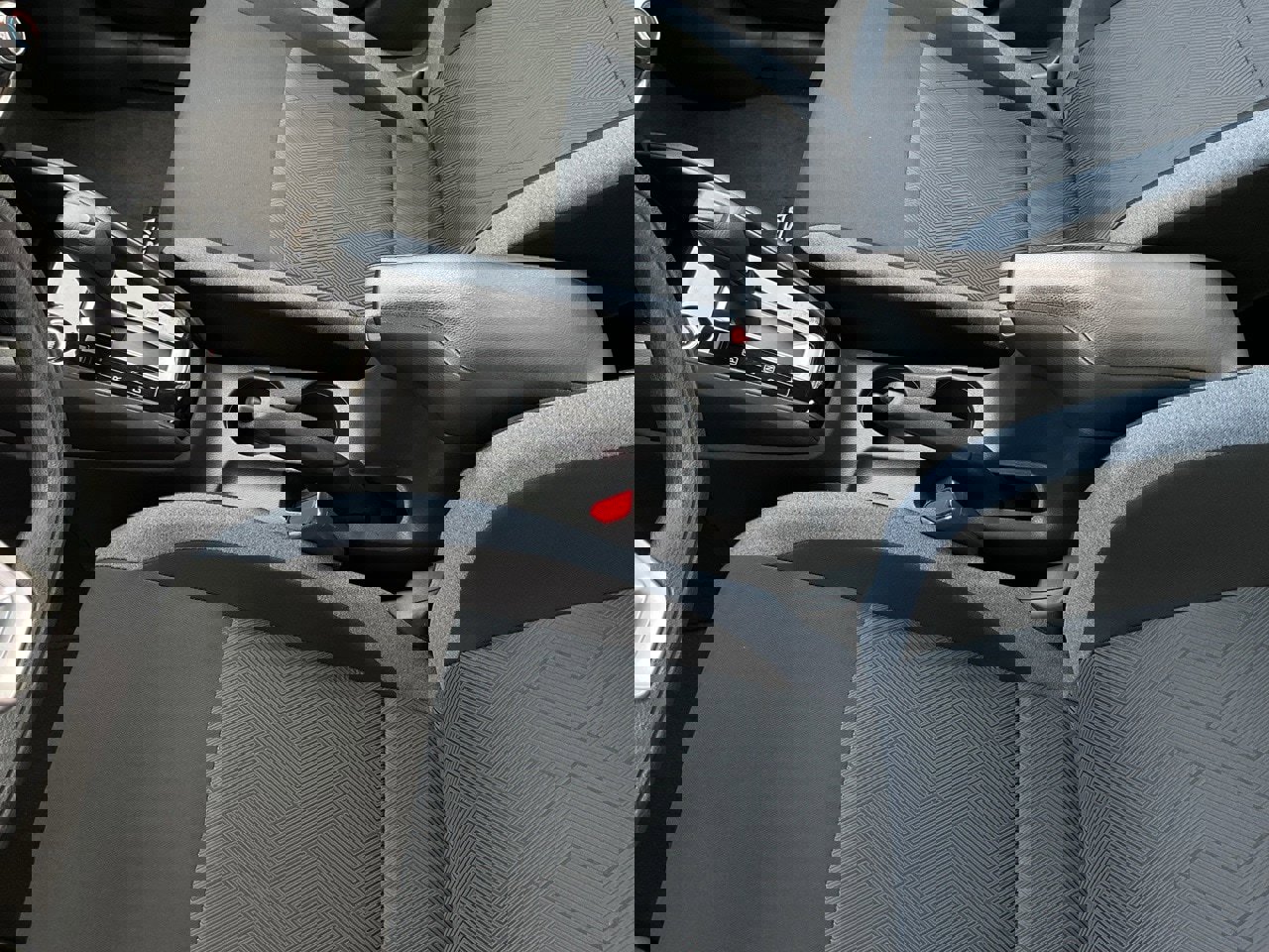 Used 2025 Nissan Versa SV image 32