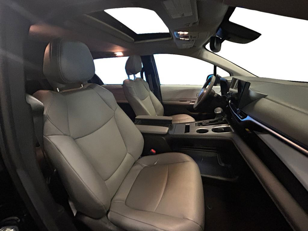Used 2025 Toyota Sienna XLE image 15