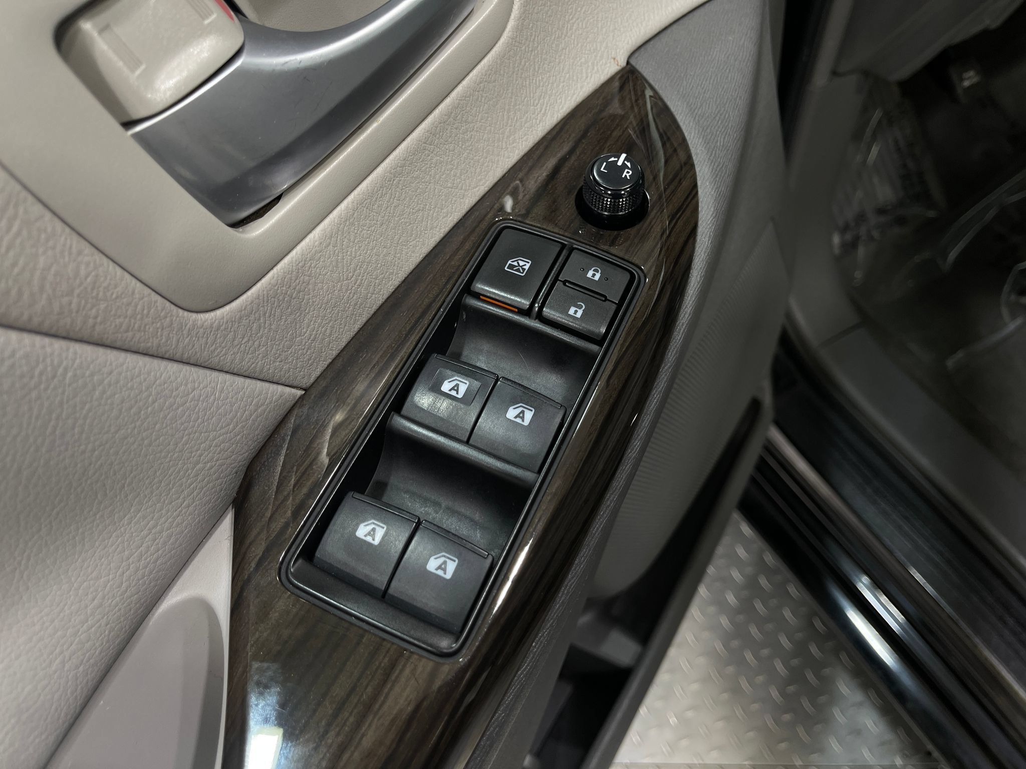 Used 2017 Toyota Sienna XLE w/ XLE Navigation Package FWD image 15