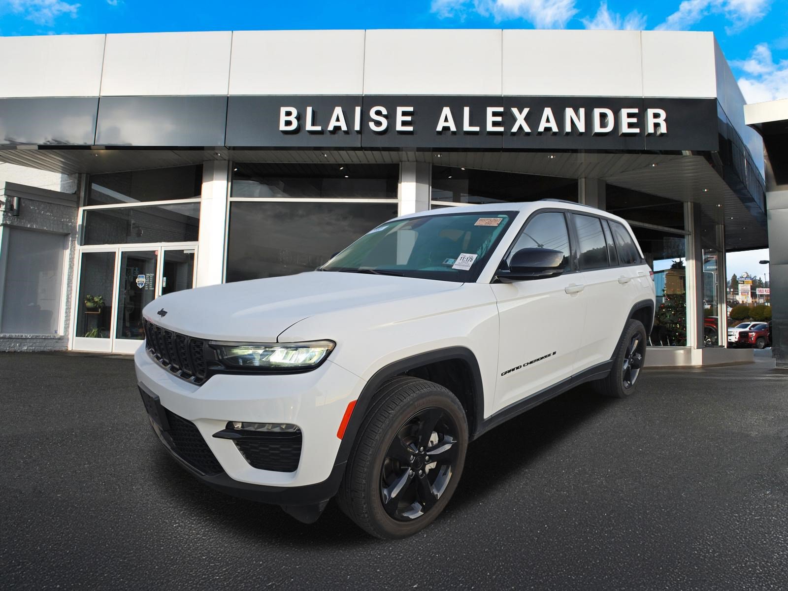 Used 2023 Jeep Grand Cherokee Limited w/ Black Appearance Package AWD/4WD image 9