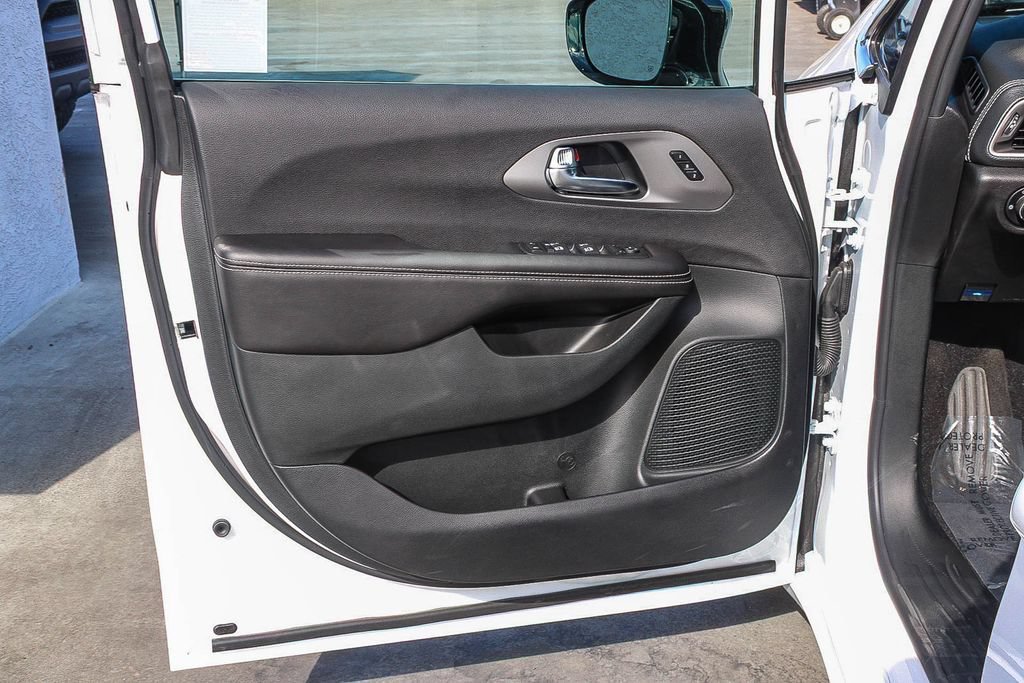 New 2027 Chrysler Pacifica Select FWD image 26