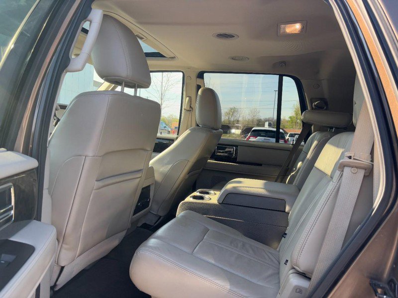 Used 2016 Lincoln Navigator Select image 12