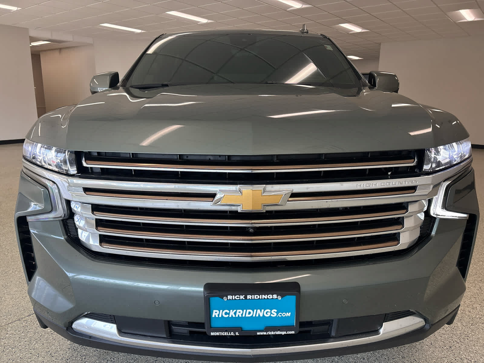 Used 2024 Chevrolet Suburban High Country AWD/4WD image 2