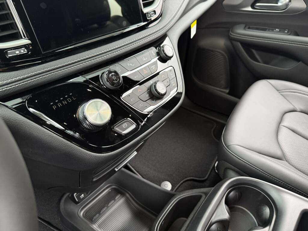 New 2026 Chrysler Pacifica Select image 24