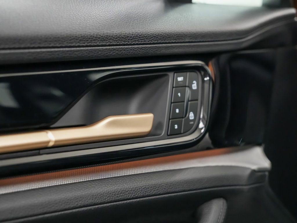 Used 2025 Porsche Panamera 4 image 20